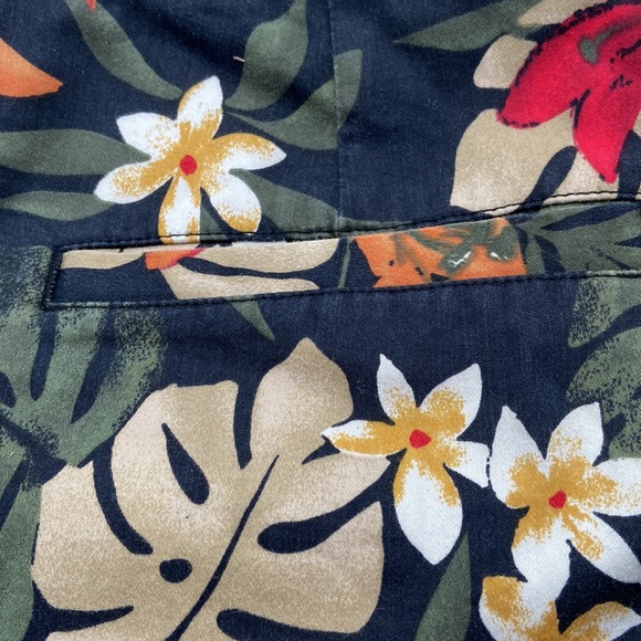 Chicos Design Hawaiian Tropical Leaf Capris Size 33.5 Inch Waist - Picture 5 of 7